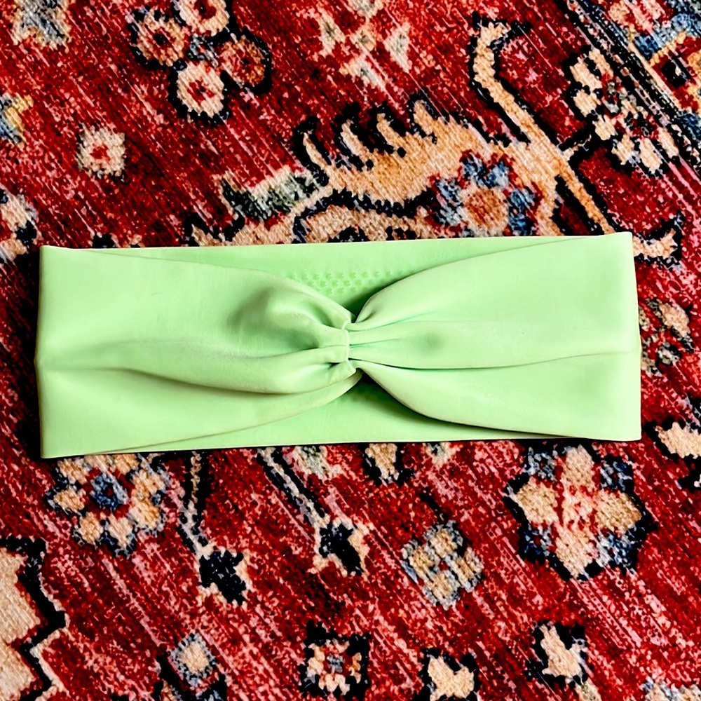 NWOT Alo Yoga Airlift Headband - Limelight